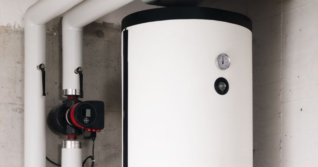 Warmtepompboiler binnen geïnstalleerd in een technische ruimte, de beste warmtepompboiler voor woningen
