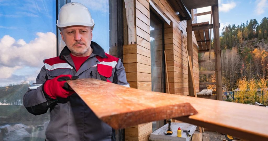werkman legt houten gevelbekleding 