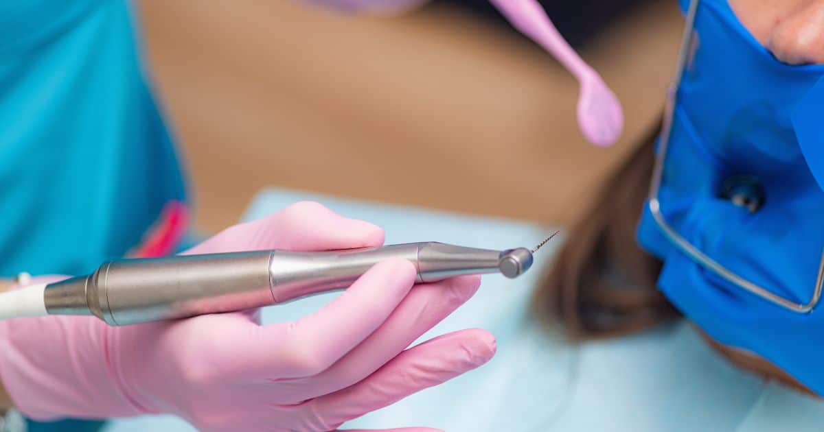 Speciale tandheelkundige apparatuur gebruikt voor een wortelkanaalbehandeling