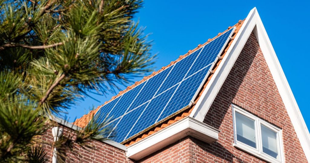 10 Zonnepanelen op een dak met scherpe hellingshoek.