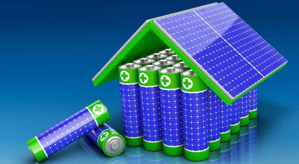 Een huisje opgemaakt uit batterijen, voorzien van een dak met zonnepanelen.