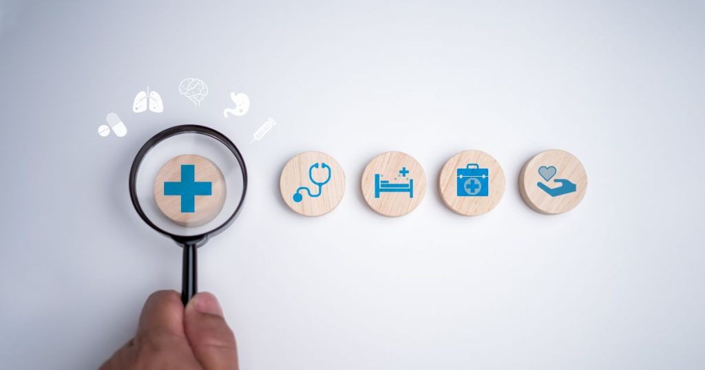 Vergrootglas op medische pictogrammen, illustratie van financiële steun via de zorgkas.