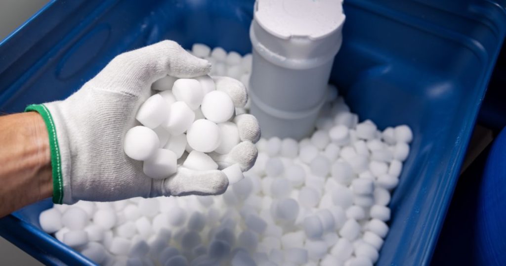 Zouttabletten in het reservoir van de beste waterontharder voor kalkvrij water
