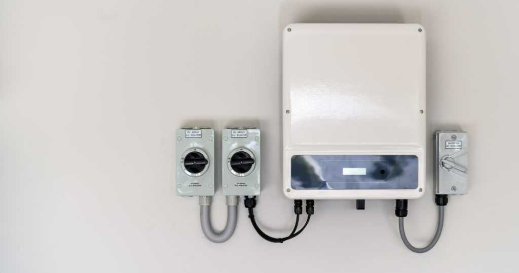 Een thuisbatterij tegen een muur