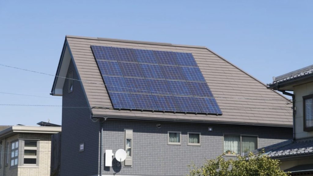 Zonnepanelen op een dak van een huis in Henegouwen.