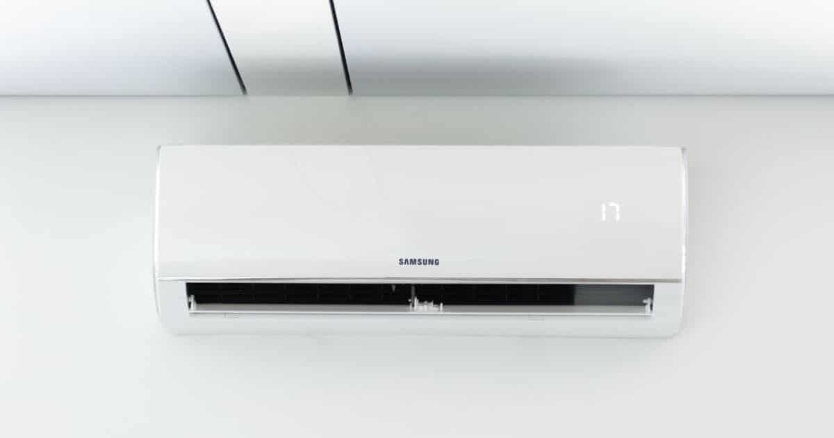 Een Samsung airco wandmodel, een airconditioner van hoge kwaliteit tegen een witte muur net onder een wit plafond.
