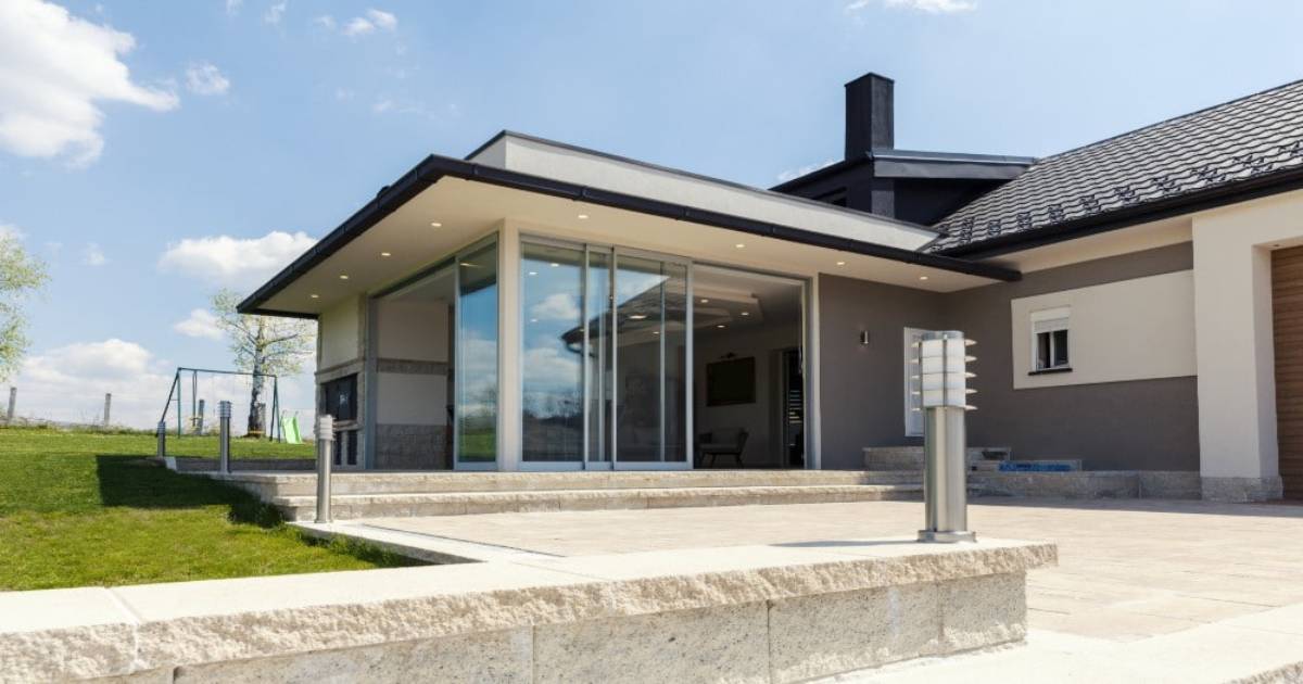 Moderne woning met aluminium schuifdeuren met glas. 