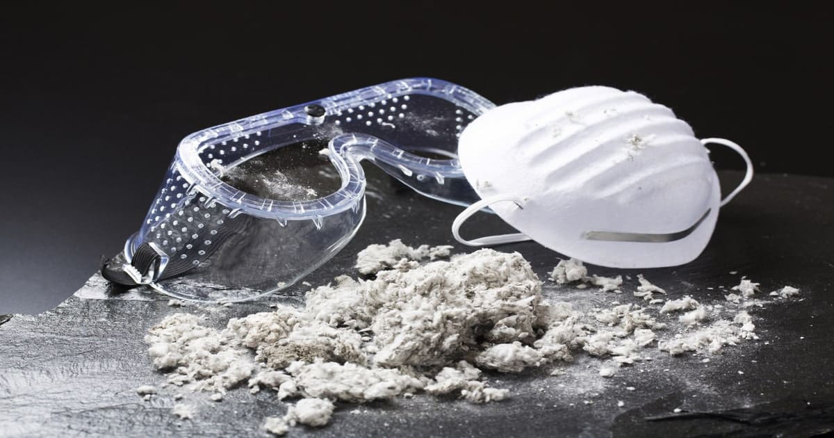 Asbest met FFP2 mondmasker en oogbescherming