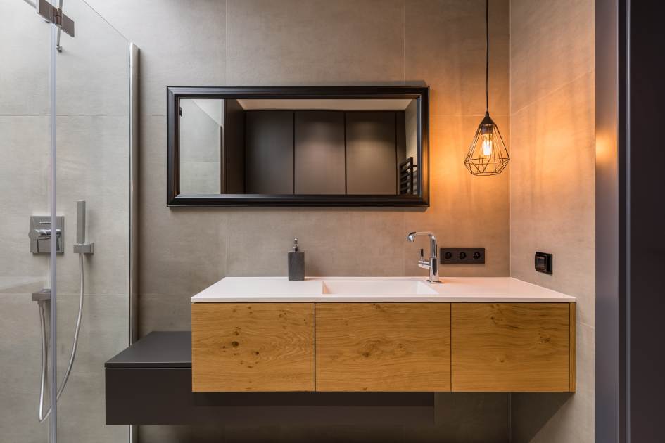 Zwevende kasten​ in een moderne badkamer.