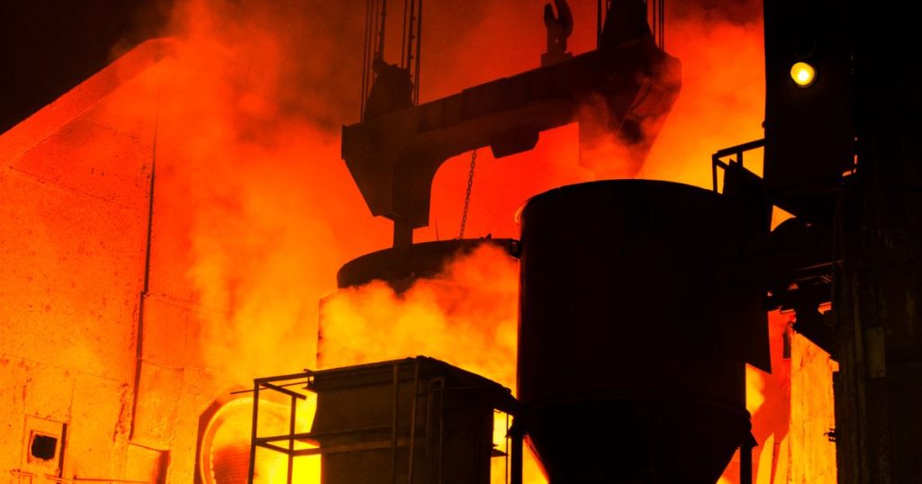 Een industriële omgeving met vuur, hitte en stoom.