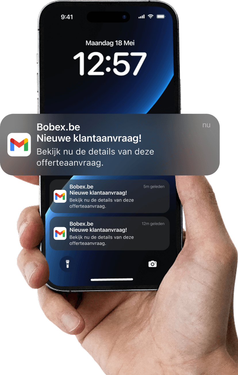 Een hand houdt een smartphone vast met Bobex klantaanvraag notificaties naast een oproep om gratis in te schrijven en dagelijks kwalitatieve offerteaanvragen te ontvangen.