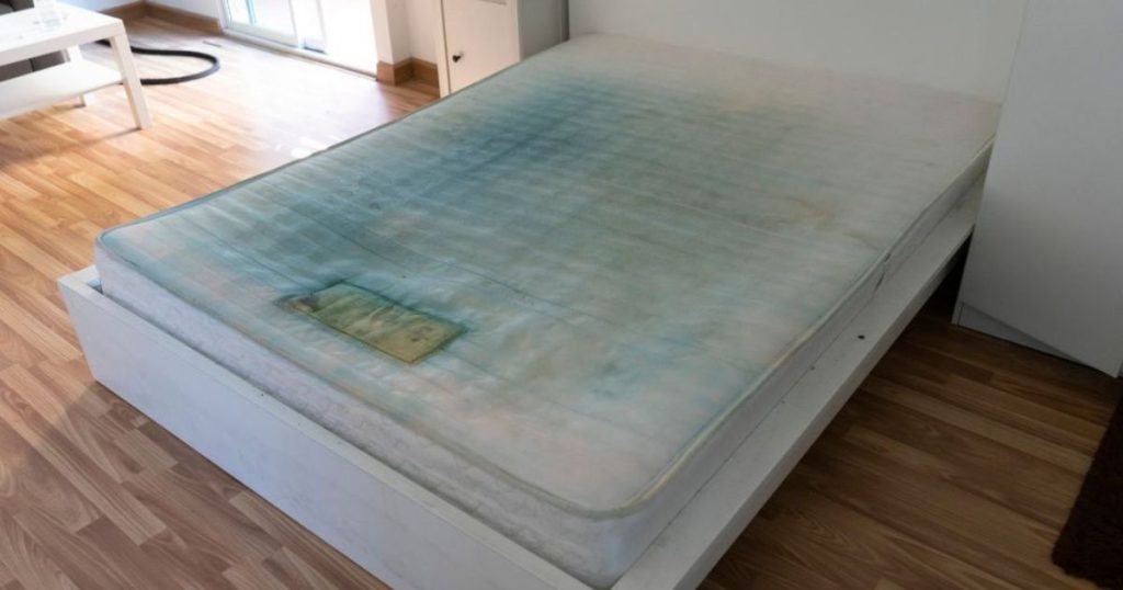 Tweepersoons matras met grote vochtplekken