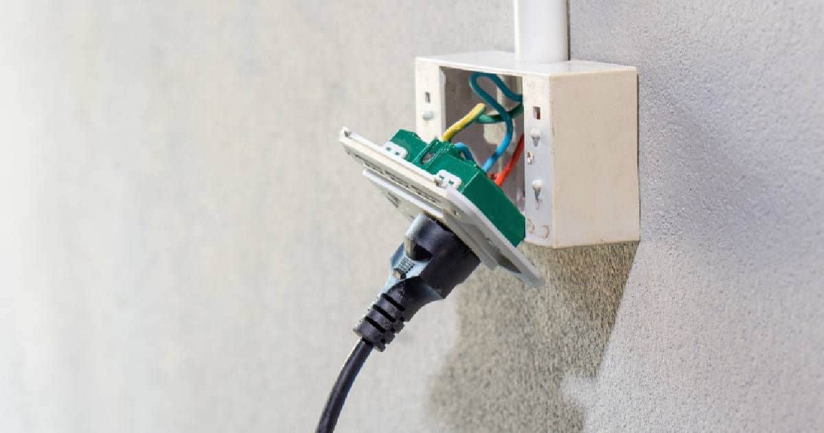 Een stopcontact: de simpelste maar minst veilige oplossing tussen de verschillende soorten laadpalen voor elektrische auto's.