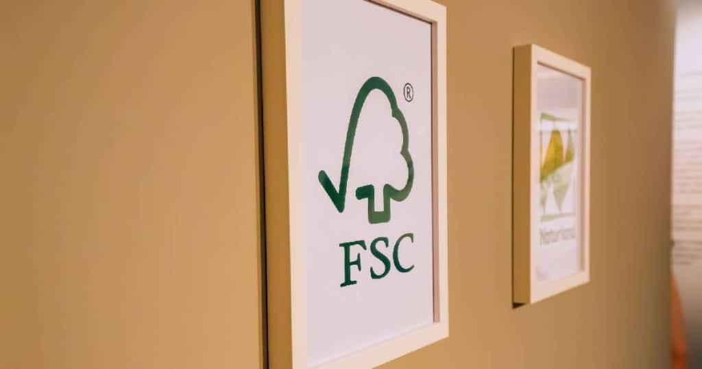 Een kader met het FSC-keurmerk aan een gele muur.