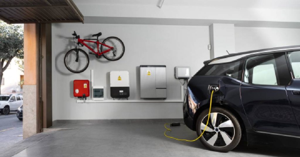 Een garage waar een thuisbatterij, laadregelaar en laadpaal van een van de beste merken geïnstalleerd werd.