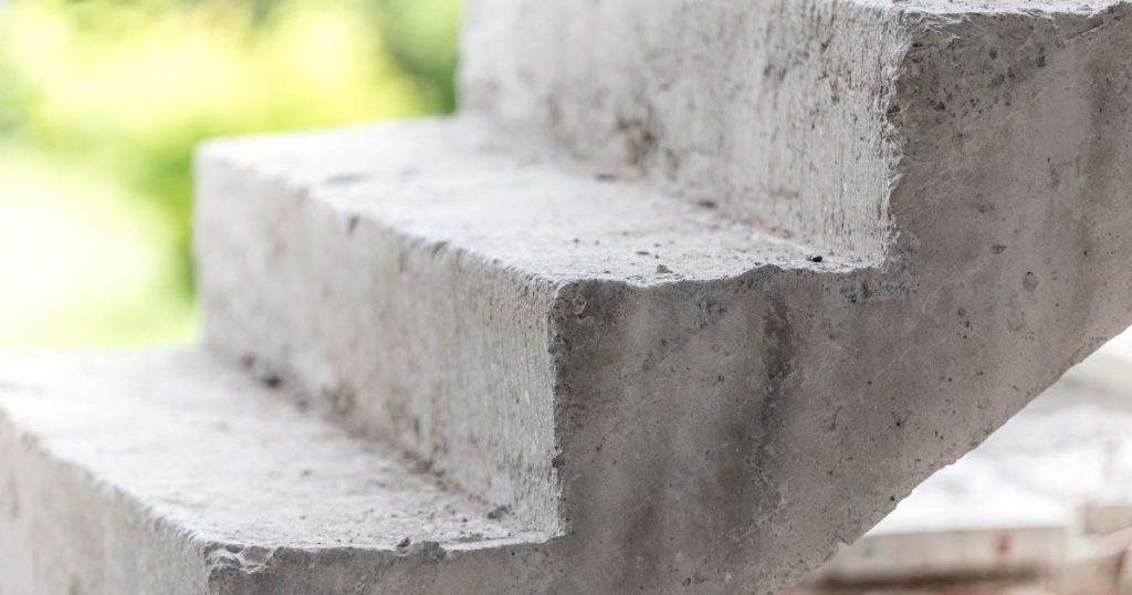 Een echte betonnen trap: een trap die heel wat nadelen kent in vergelijking met een trap die tijdens een traprenovatie afgewerkt wordt met betonlook.