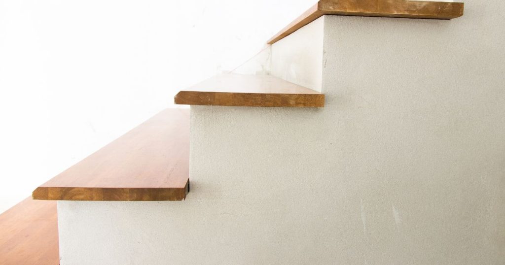 Een betonnen trap die men, na het gieten, heeft laten bekleden met houten traptreden.