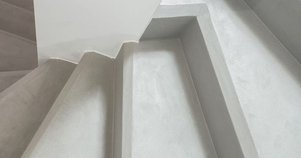 Een ruwe, onafgewerkte betonnen trap die ter plaatse is gegoten.