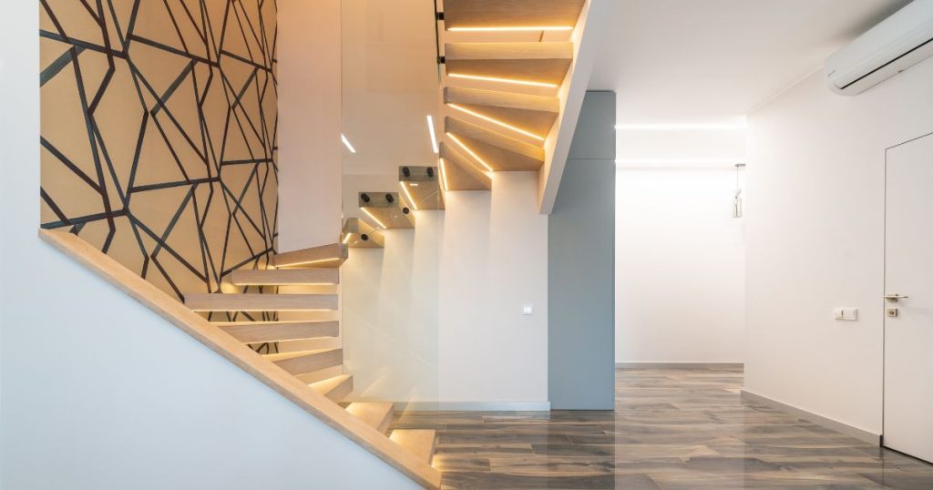 Een moderne, strakke wenteltrap in beukenhout.