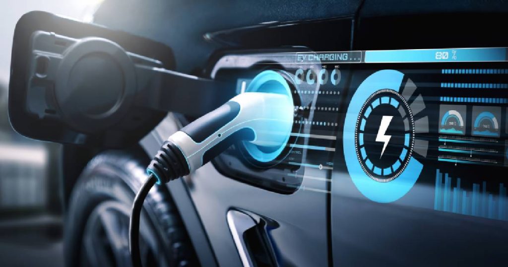 Zijaanzicht van een zwarte elektrische auto die bidirectioneel kan laden met een slimme laadpaal.