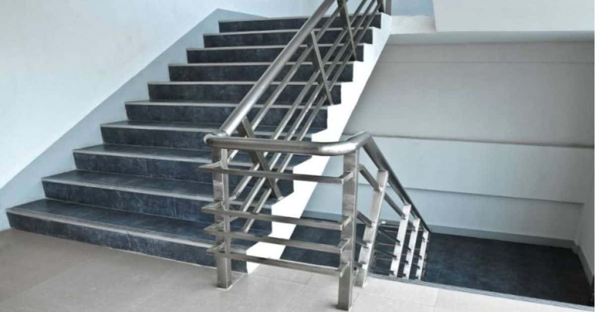 Bordestrap met donkergrijze treden en trapleuning in inox.