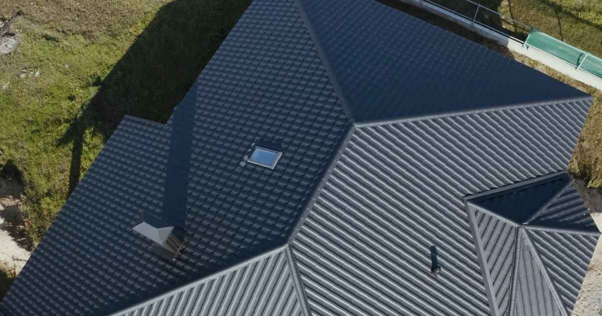Bovenaanzicht van een dak met metalen, geïsoleerde dakplaten.