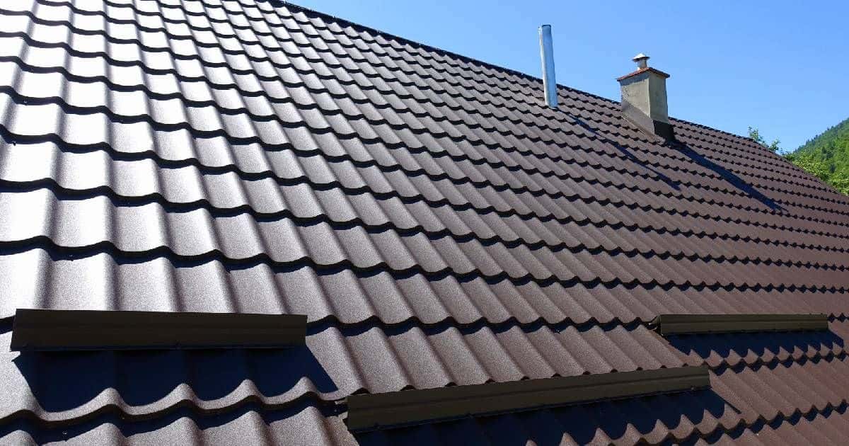 Dakpanplaten met isolatie in staal, met een bruine, half glanzende afwerking.