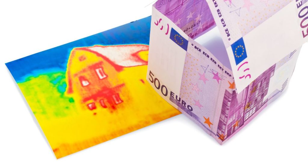 Links staat een foto van een huis in felle kleuren, rechts staat een huisje gemaakt van briefjes van 500 euro