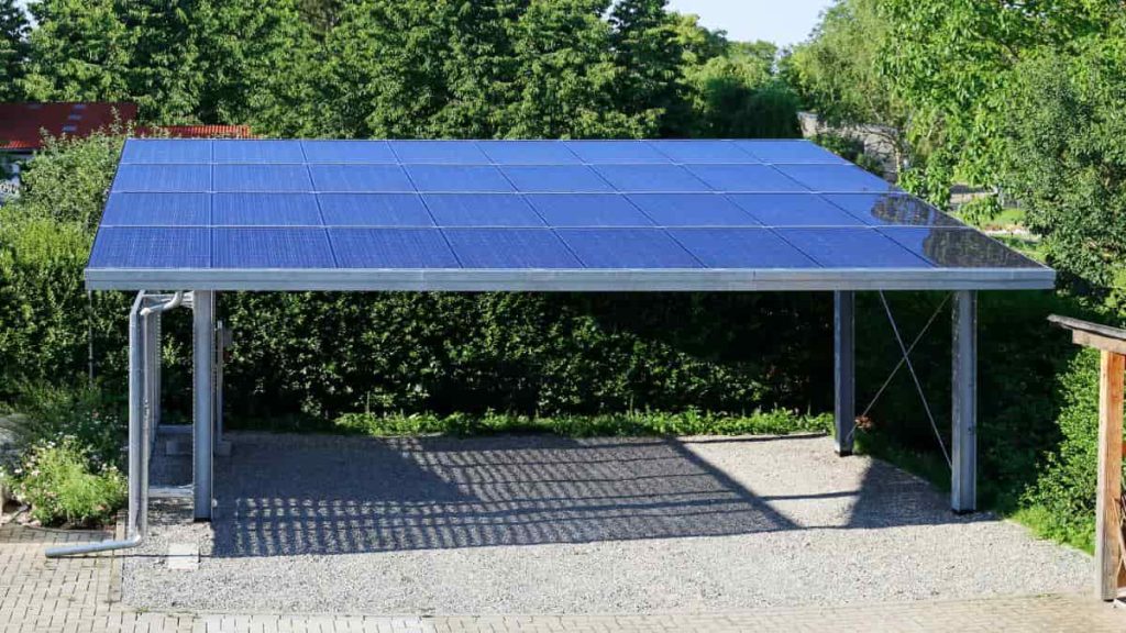 Carport met geïntegreerde zonnepanelen.