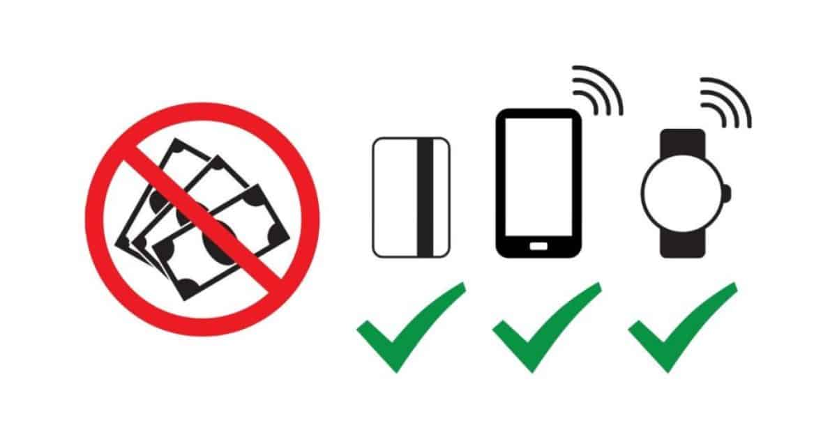 Pictogram dat cashless betalen illustreert: contant geld met een rood verbodsteken, naast een contactloze betaalkaart, smartphone en smartwatch die elk met een groen vinkje zijn aangeduid als geaccepteerde betaalmethoden.
