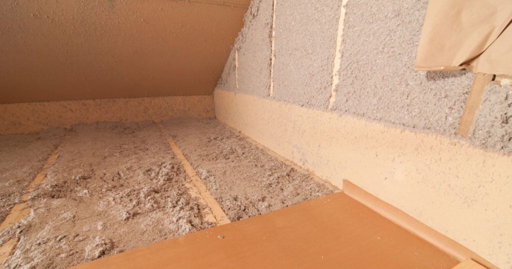 Een zolder met zoldervloerisolatie en wandisolatie bestaande uit vochtig gemaakte cellulose isolatie. 