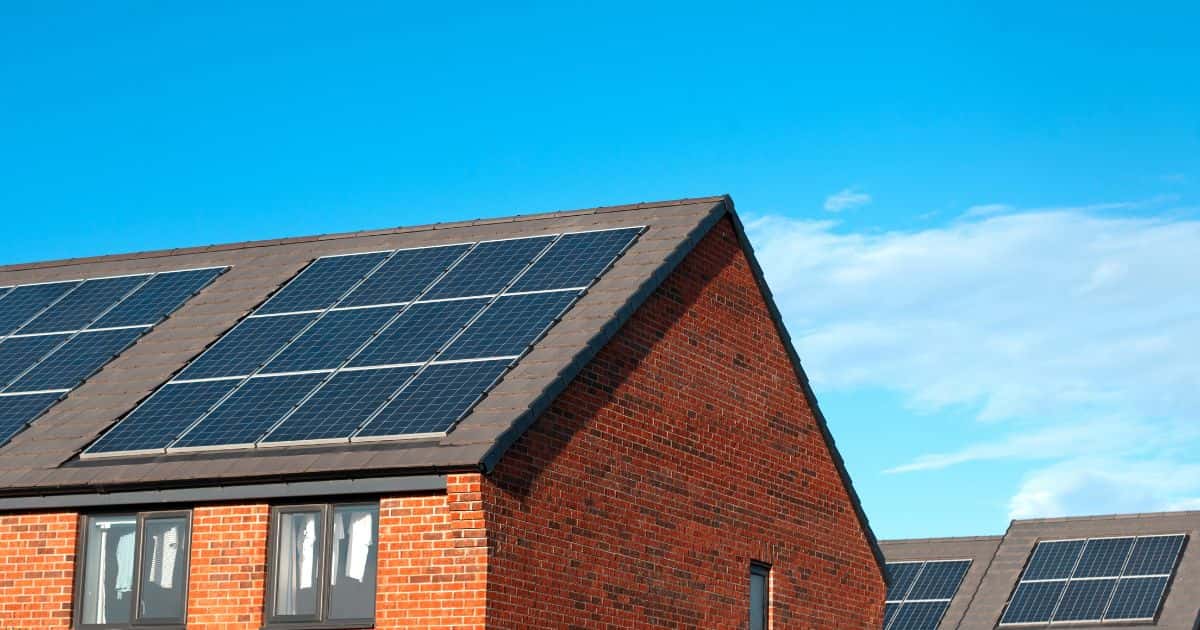 Rijwoningen met zonnepanelen op hun dak in de regio Waasmunster.