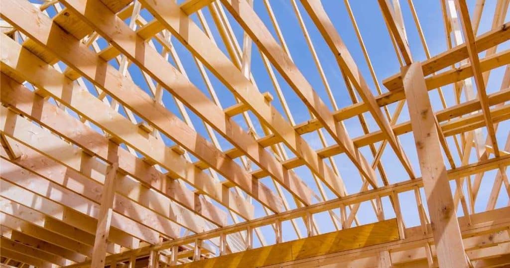Een houten constructie met spanten: de basis voor een nieuw zadeldak.