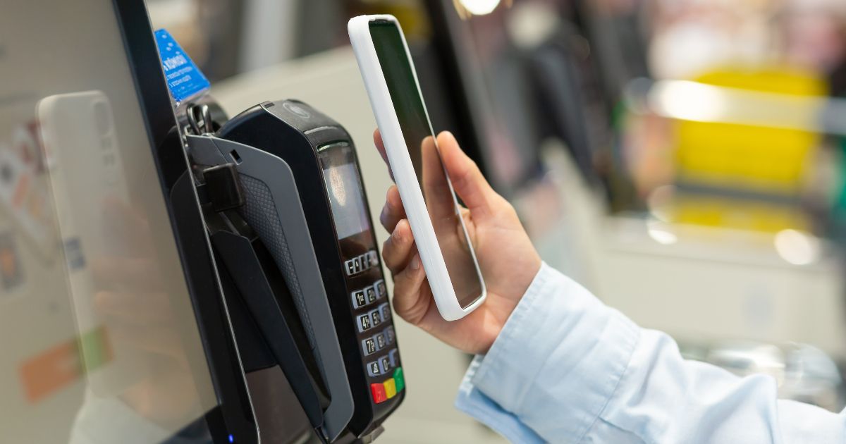 lant betaalt contactloos met smartphone bij vaste betaalterminal, vergelijk verschillende modellen voor uw zaak