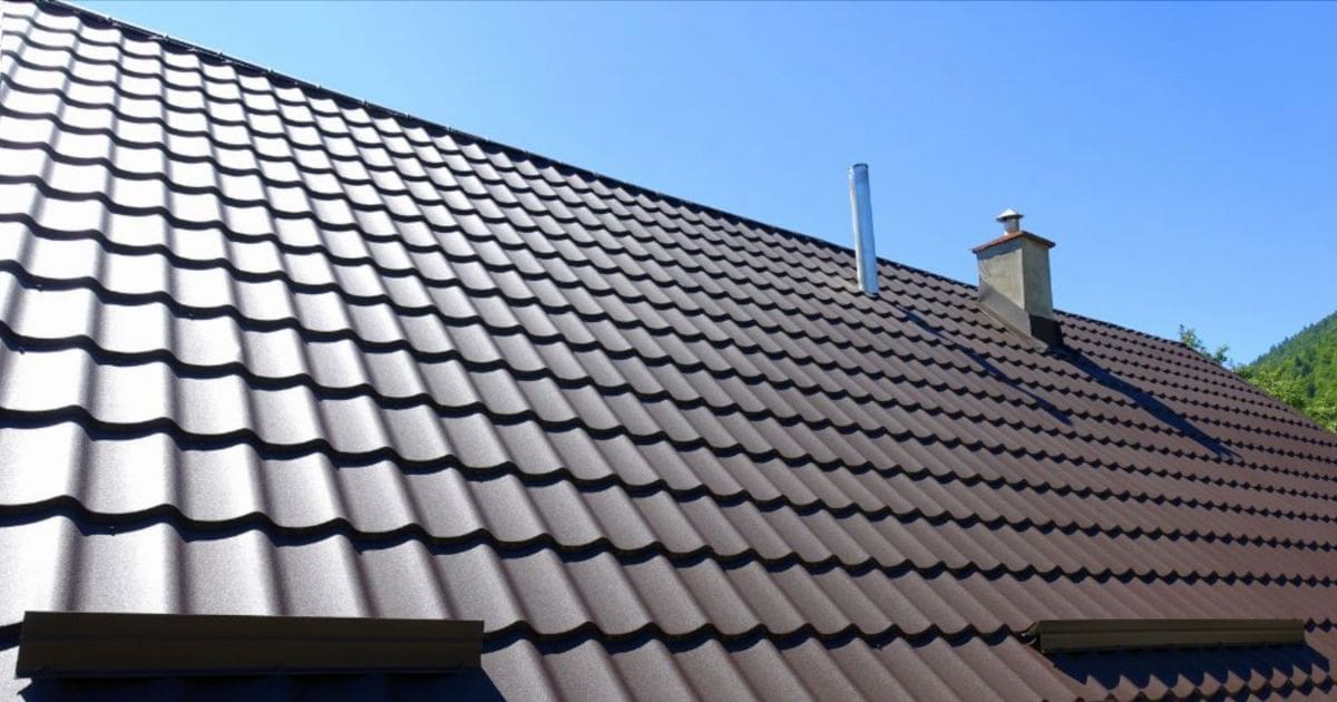 Een dak is volledig gereinigd, van mos ontdaan, en met een laag coating bedekt.