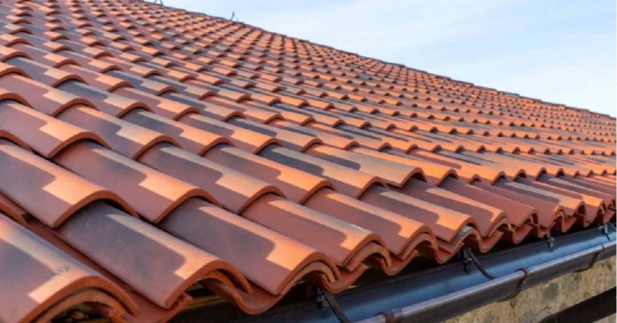 Een dak met gebogen keramische dakpannen.