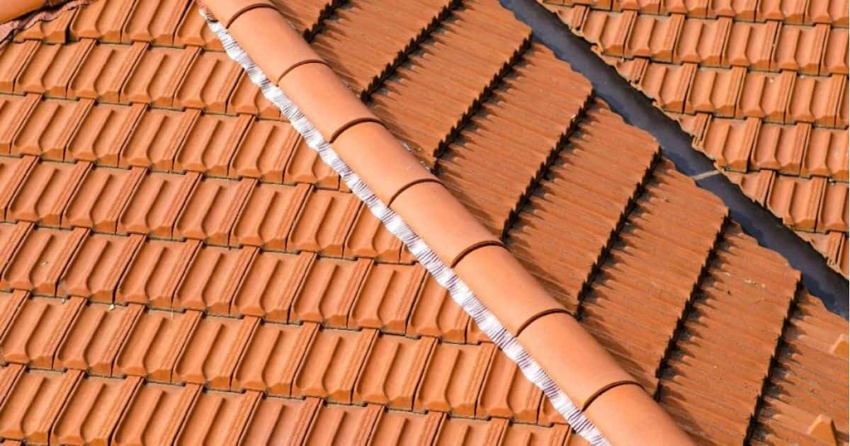 Een dak met duidelijke nokpannen: een soort dakpannen met een wat hogere prijs die gebruikt worden om de naad tussen 2 dakvlakken te dichten.