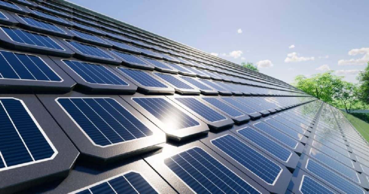 Een dak met zonnedakpannen: een erg duur soort dakbekleding met een prijs vanaf 500 euro per vierkante meter.