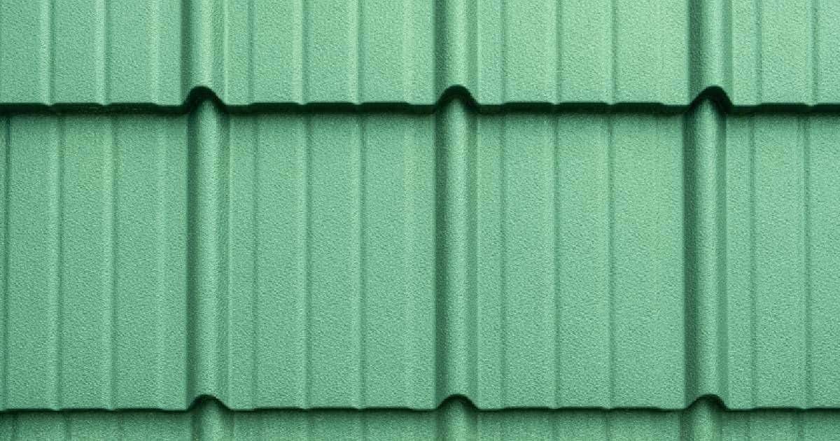 Detailbeeld van kunststof dakpannen in een dakpanplaat: een alternatief met aanzienlijk lagere prijs dan gewone, losse dakpannen.