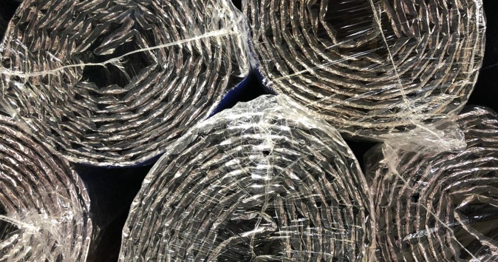 Close-up van dampschermen op rol in plastic.