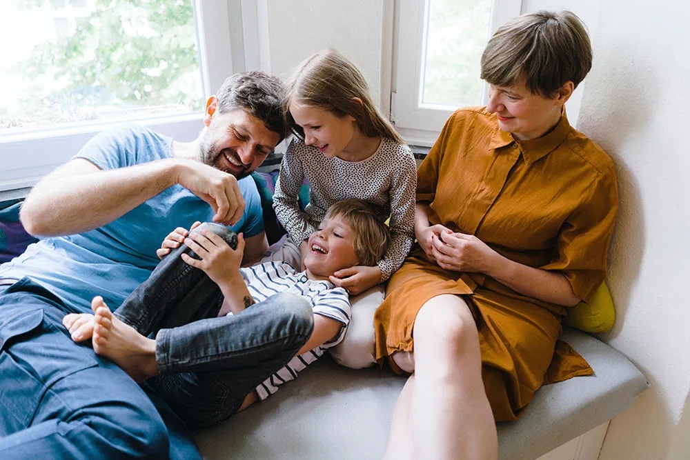 Gelukkige familie geniet samen van een moment