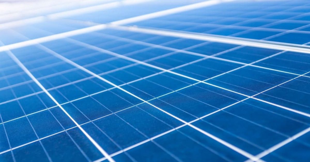 Detailbeeld van blauwe polykristallijne zonnepanelen.