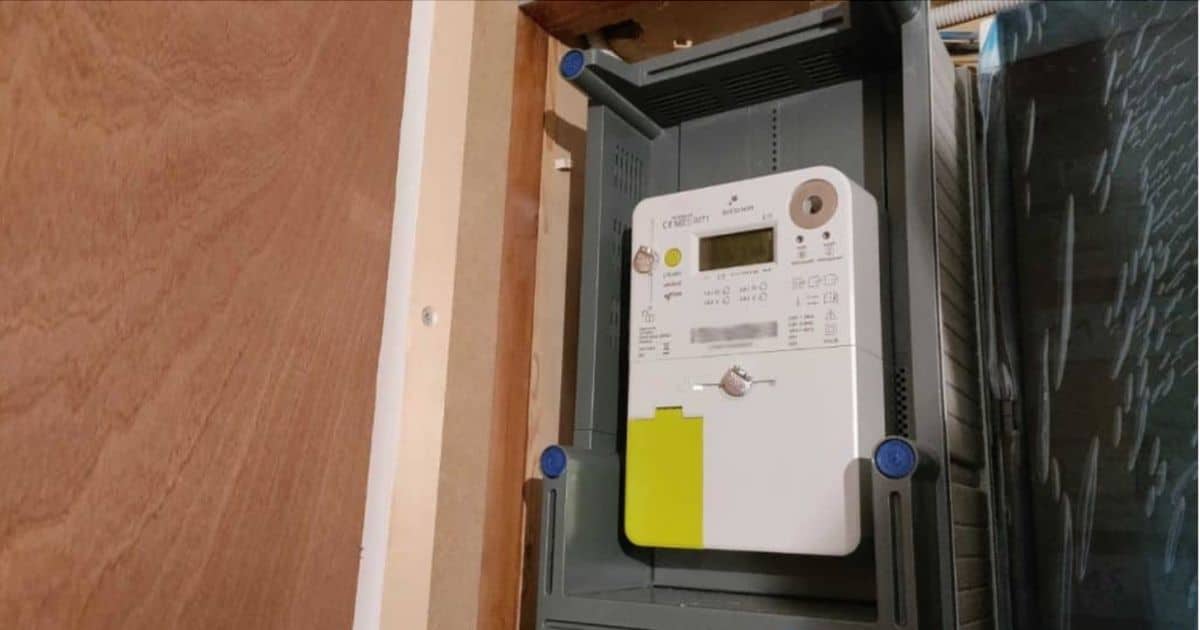 Een digitale meter hangt in een huis in Vlaams-Brabant.