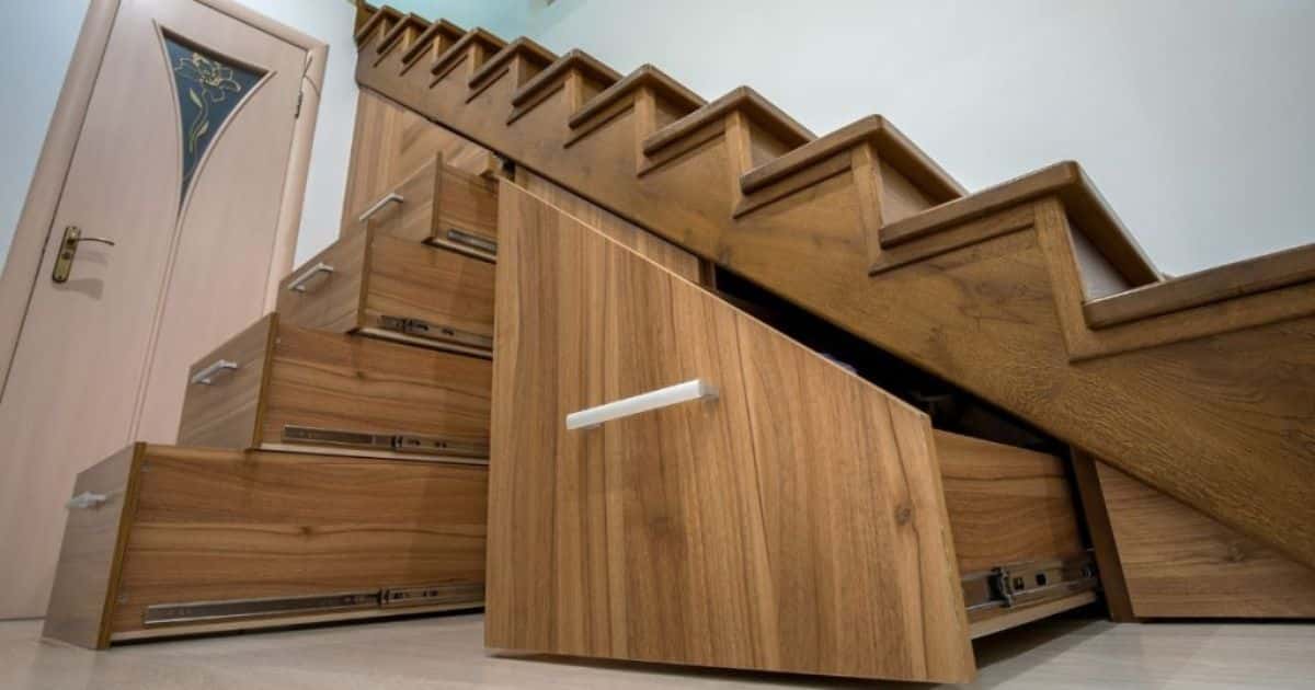 Landelijke dichte houten trap met een ingebouwde voorraadkast met houten deuren.