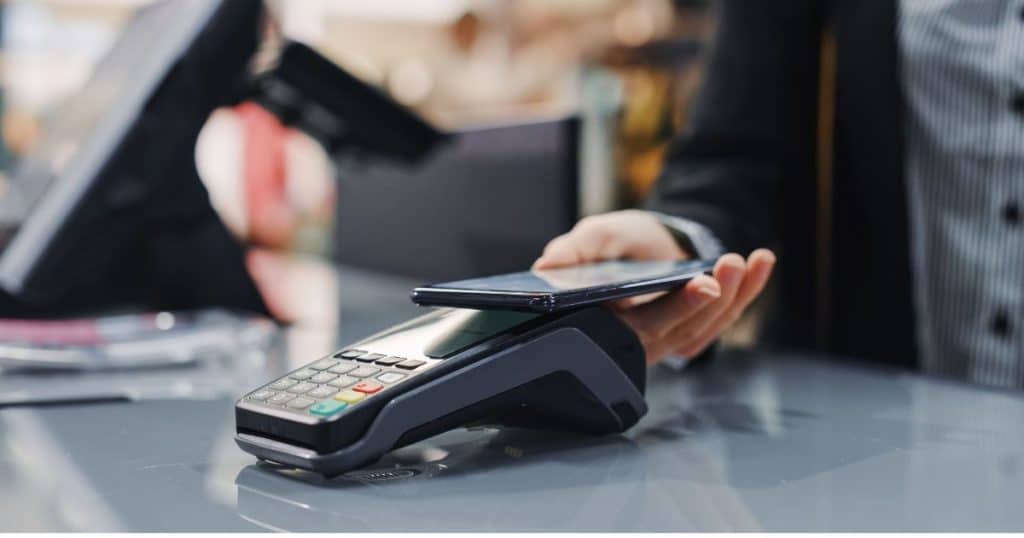 betalen met smartphone op een draadloze betaalterminal van Bancontact