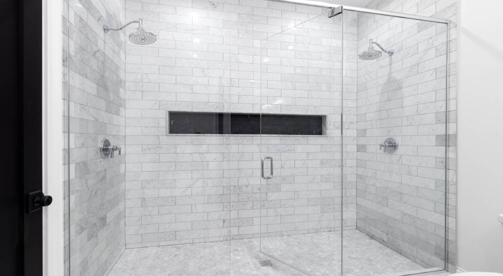 dubbele douche in de badkamer