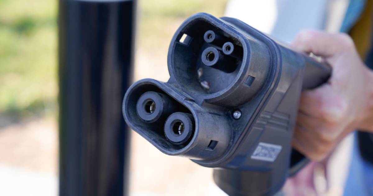 Een combo laadkabel, vaak verward met een dubbele laadpaal, die zowel gewoon kan laden met een AC-lader als snel kan laden met een DC-lader.