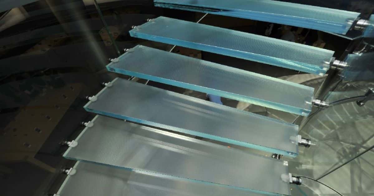 Glazen binnentrap, 6 treden zijn te zien op de foto. 