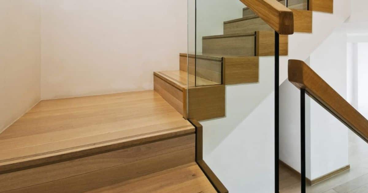 Een houten trap met bordes of tussenvloer; één van de onderdelen van een trap.