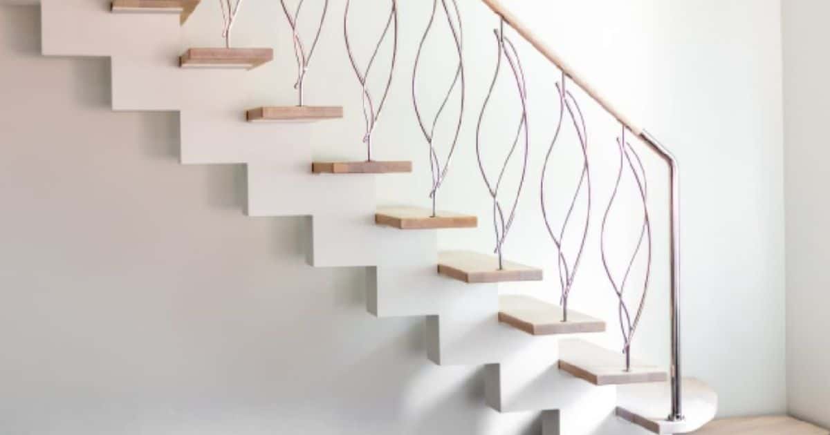 Moderne witte trapwangen voor een gesloten trap met houten traptreden en elegante trapleuning.